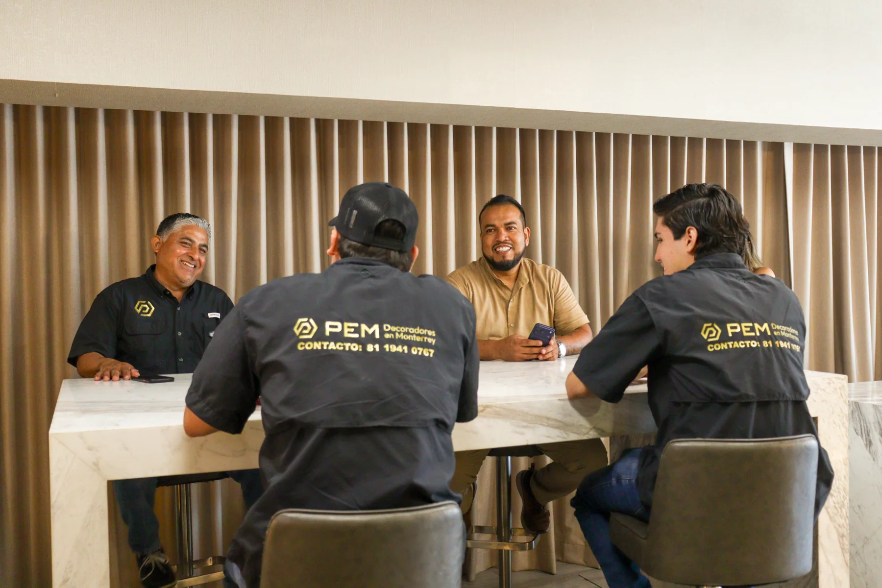 Equipo de Persianas Monterrey reunido con un cliente