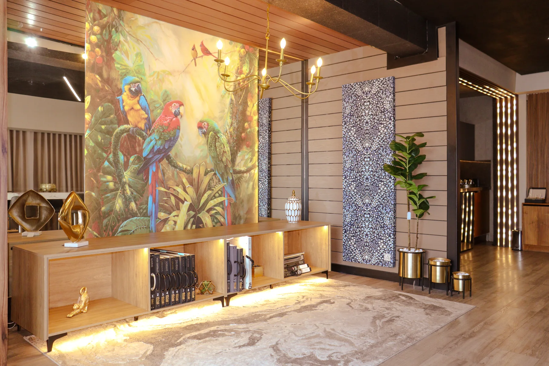 Papel tapiz floral en una pared del showroom