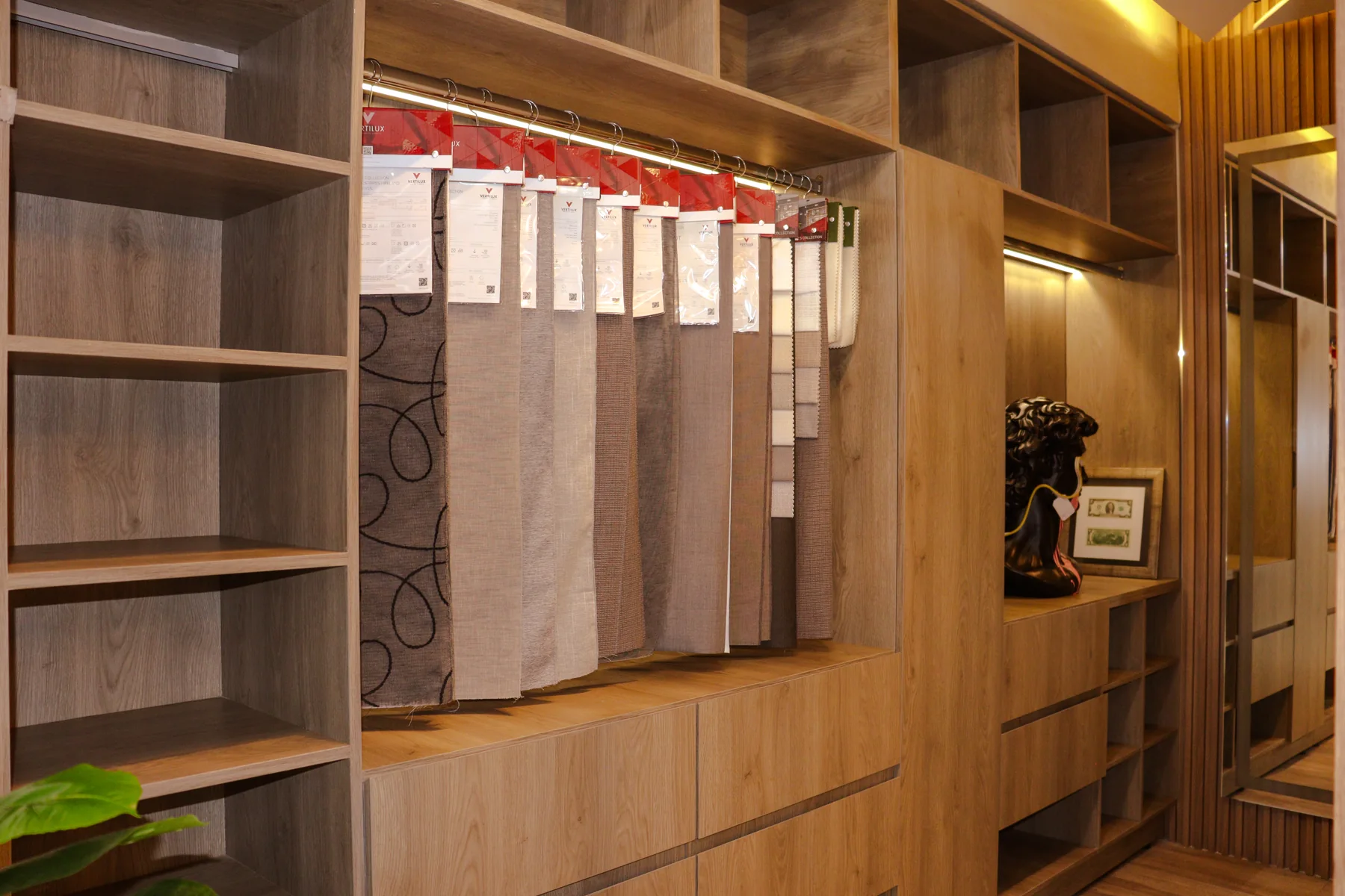 Exhibición de acabados y módulos de almacenamiento en madera