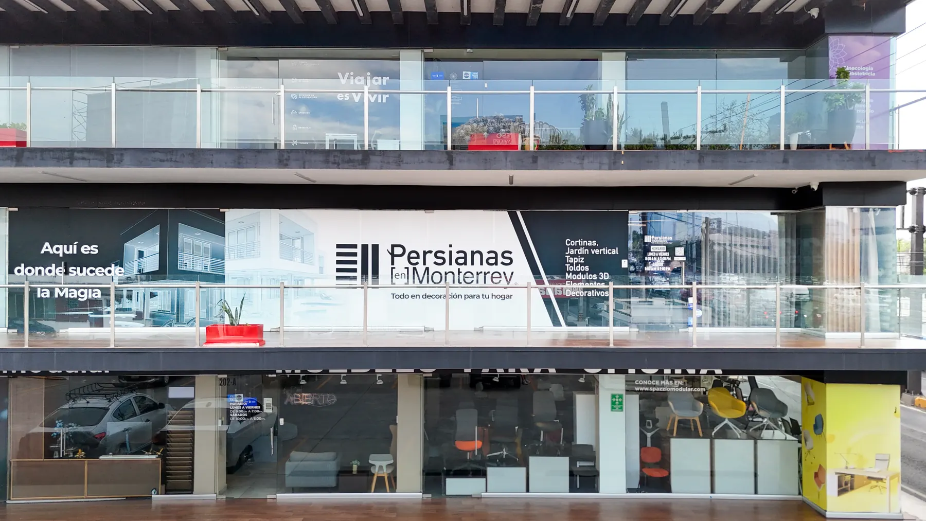 Fachada y entrada del showroom de Persianas Monterrey