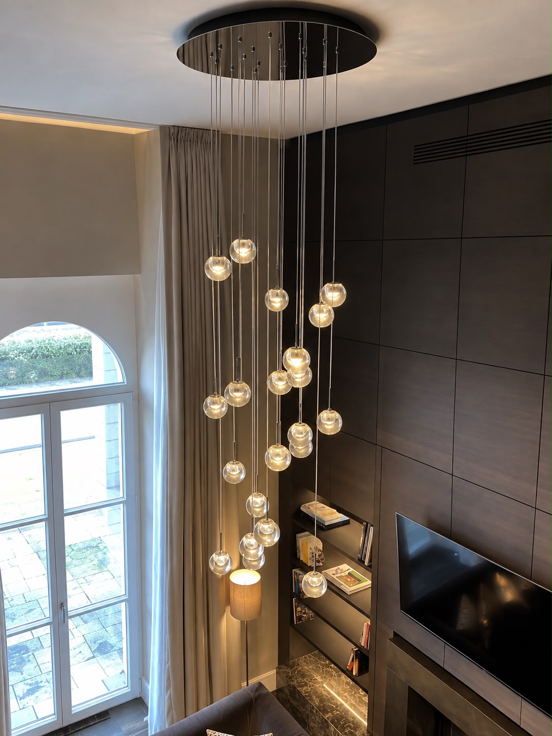 Iluminación decorativa instalada en un espacio interior